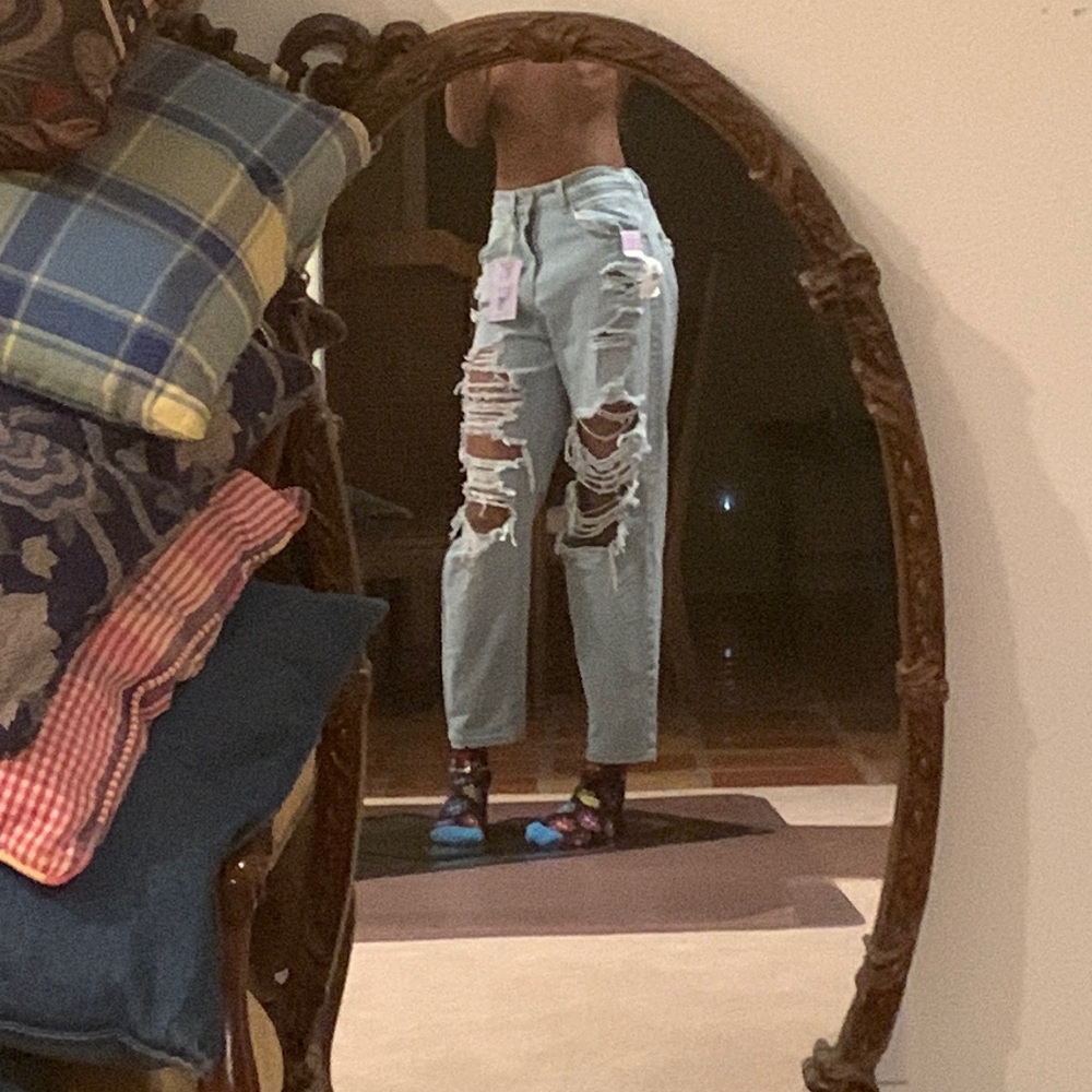 Baggy mom/boyfriend jeans. Light washed y2k street wear jeans . 💞🤭